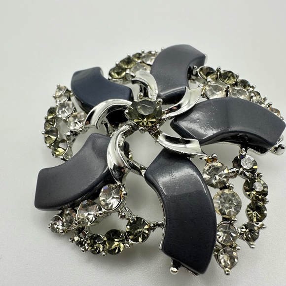 Vintage signed Star Vintage Silvertone Thermoset And Crystal Pan Pin brooch - Picture 8 of 8